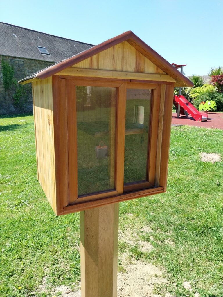 installation d'une boîte à lire square de la grenouille